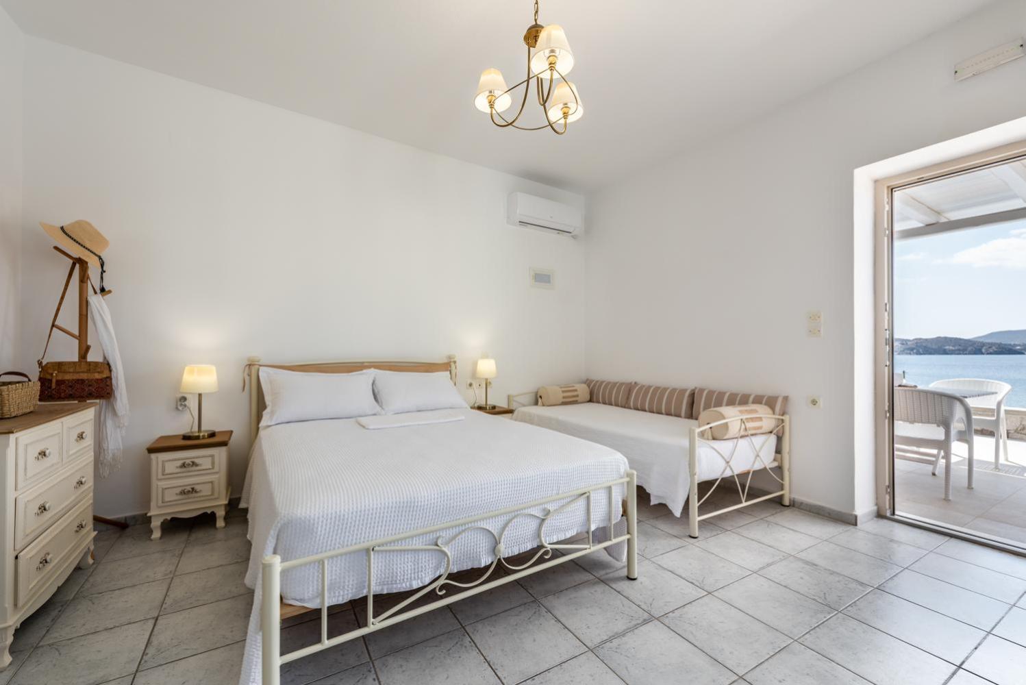 Anemi Suites Adamantas  Room photo