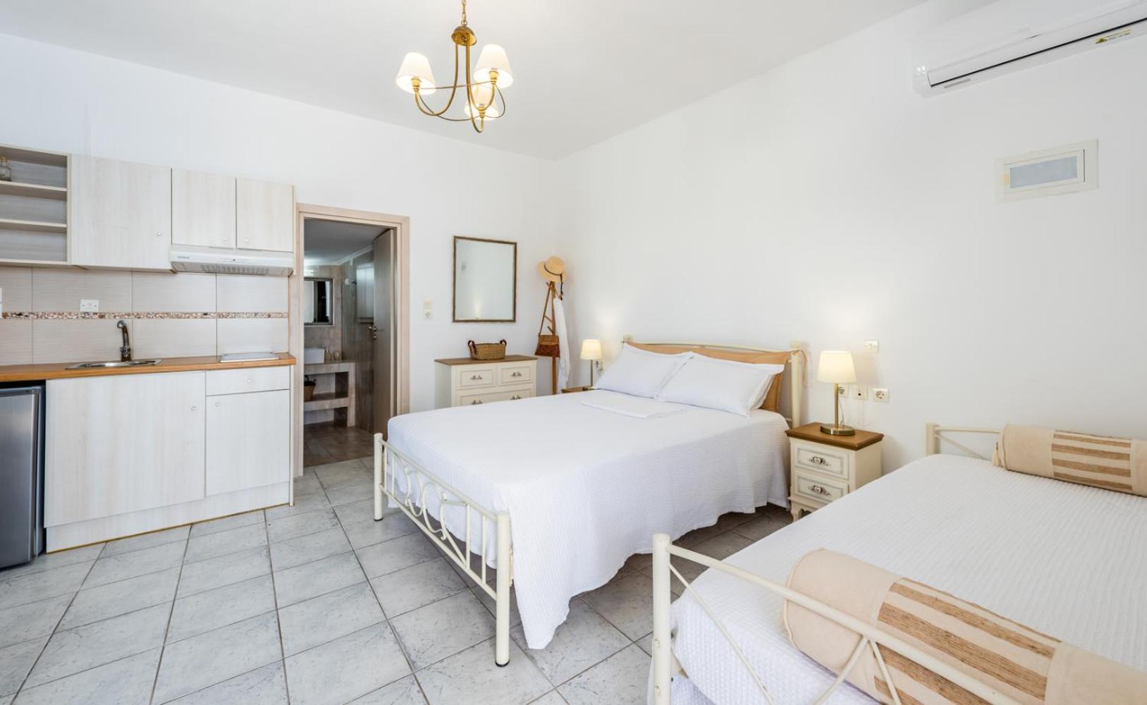 Anemi Suites Adamantas  Room photo